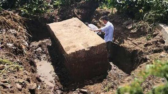 据悉,这具石棺可追溯至五代十国时期,距今约有1100余年历史,这是迄今