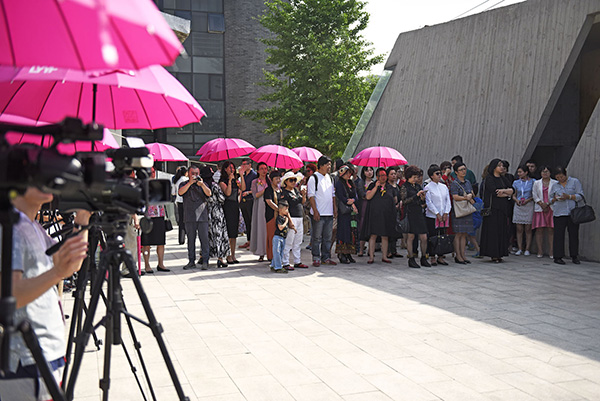 契合本次展览主色调的艺术衍生品雨伞成为开幕式现场一道靓丽的风景线.jpg