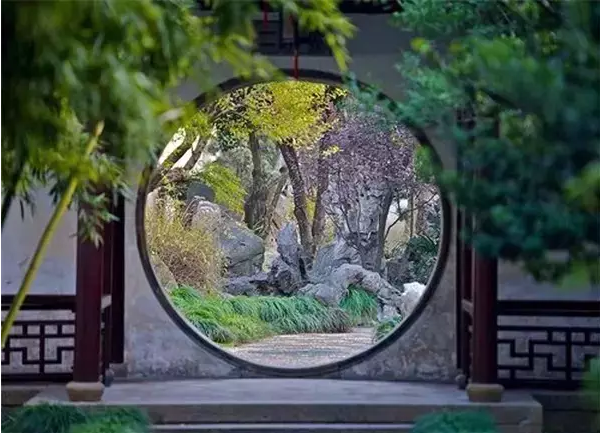 扬州瘦西湖的钓鱼台被誉为中国造园框景艺术的典范,它的一面是五亭桥